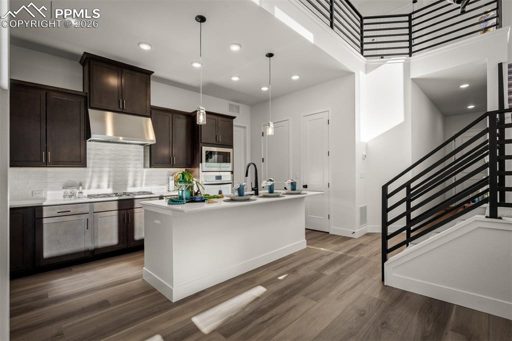 Image 4 of 40: Kitchen