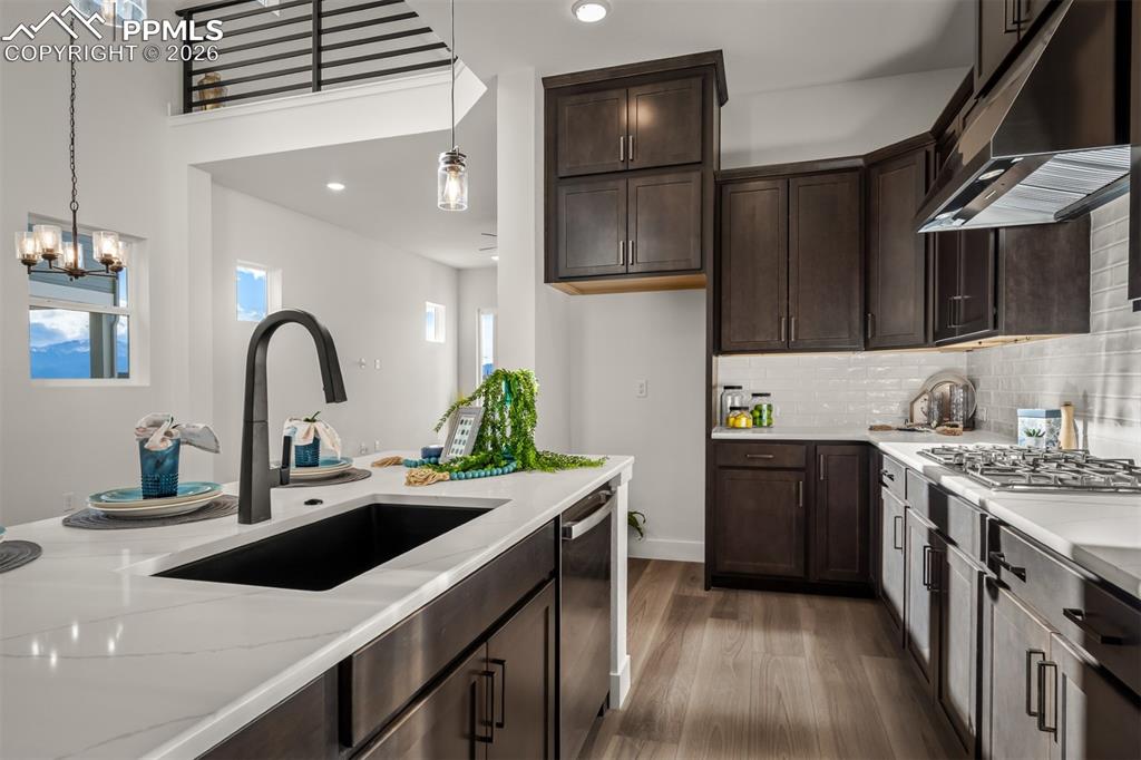 Image 5 of 40: Kitchen