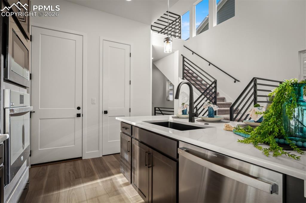 Image 7 of 40: Kitchen