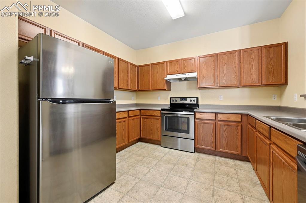 Image 12 of 28: Kitchen