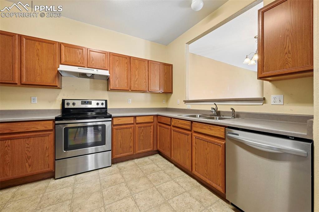 Image 13 of 28: Kitchen