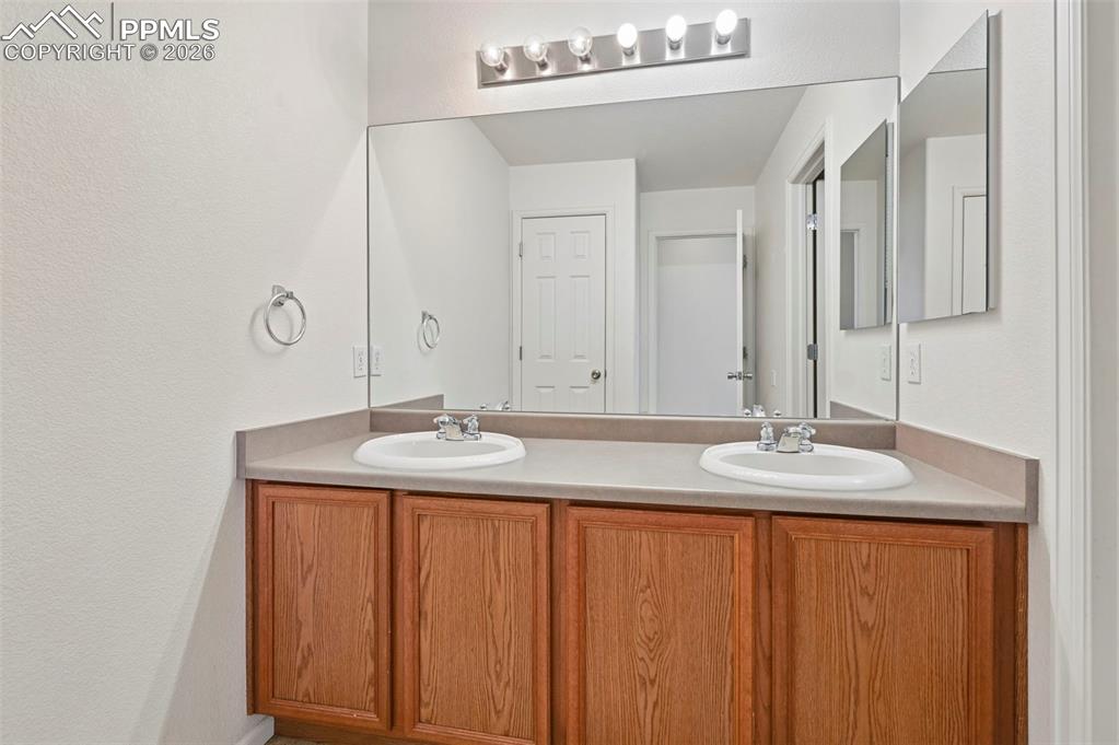Image 19 of 28: Bathroom