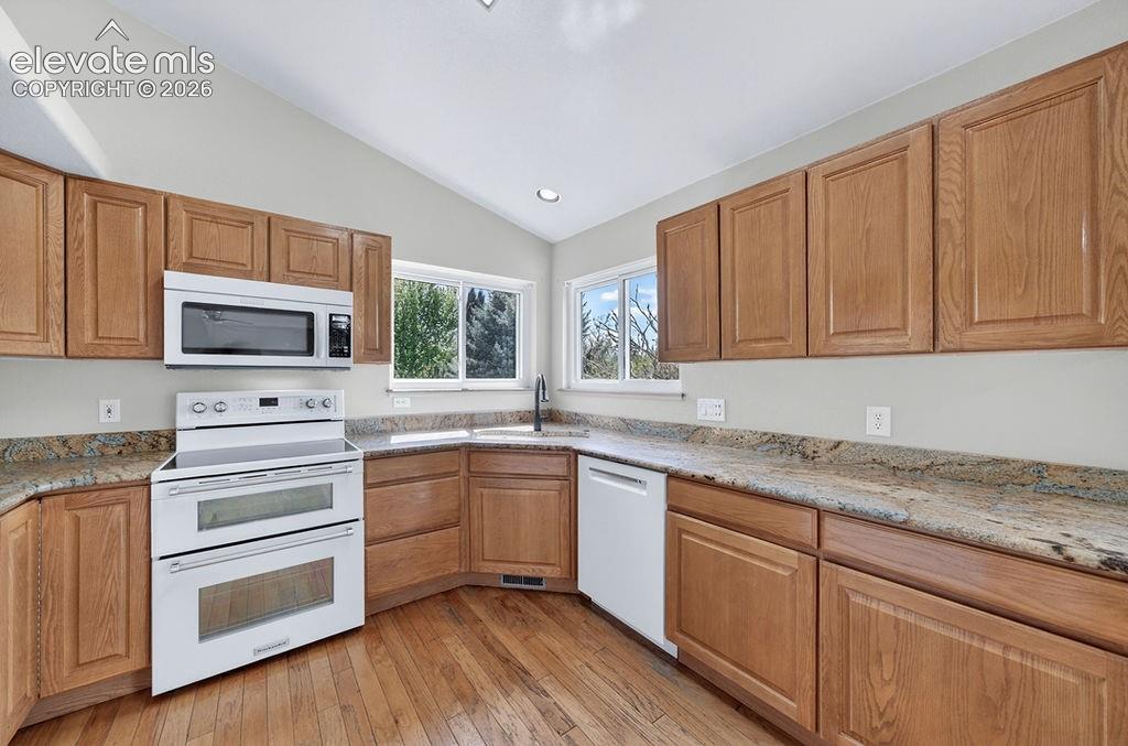Image 21 of 43: Kitchen