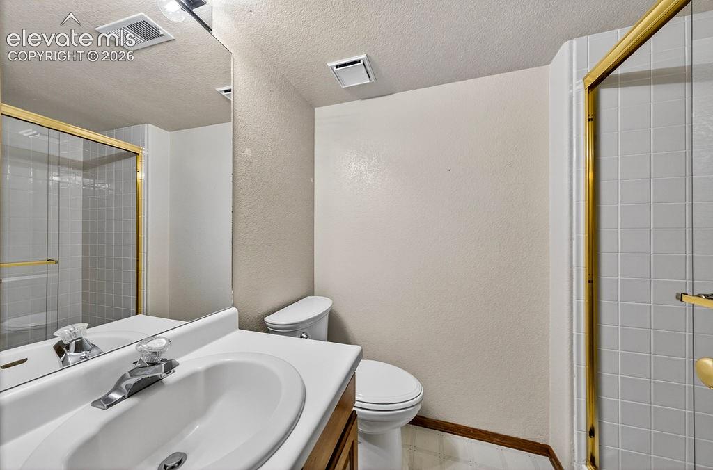 Image 35 of 43: Bathroom