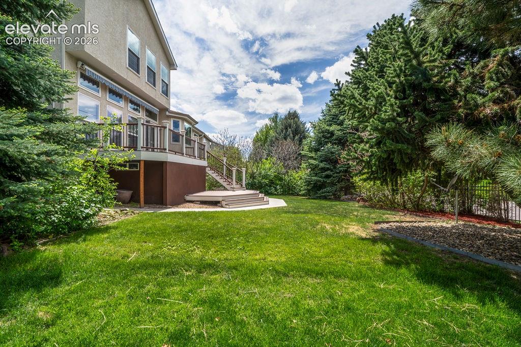 Image 4 of 43: Yard