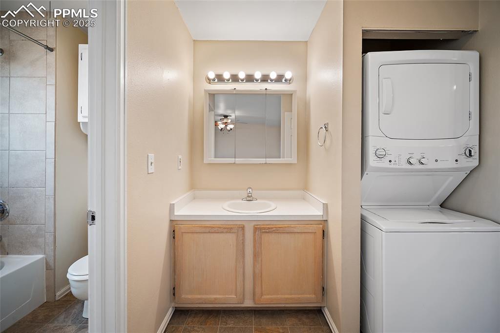 Image 11 of 16: Bathroom