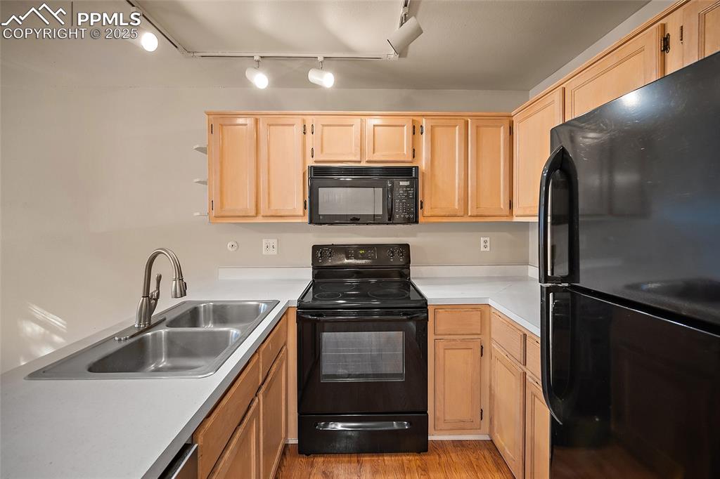 Image 7 of 16: Kitchen