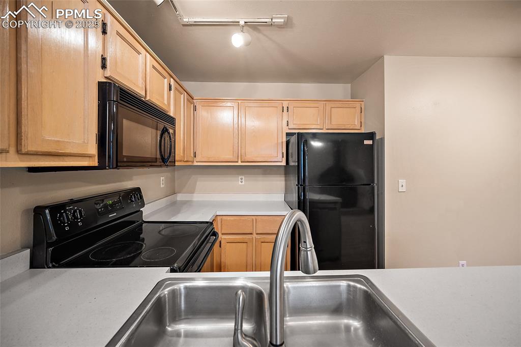 Image 8 of 16: Kitchen