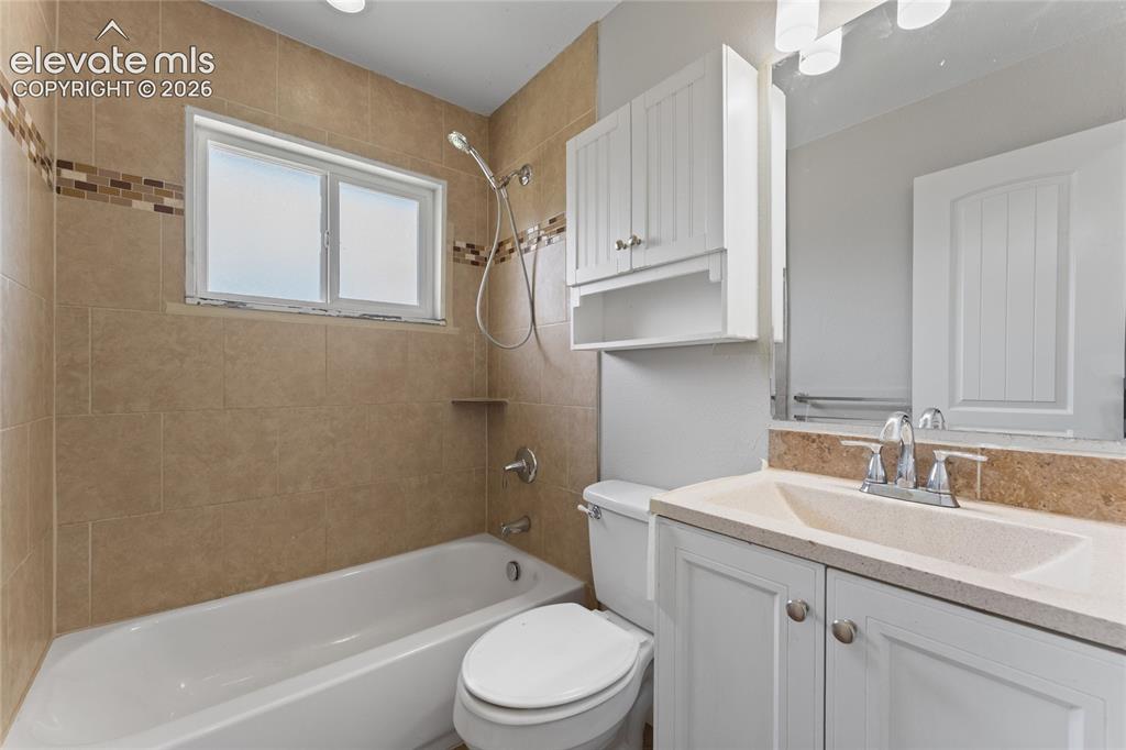 Image 17 of 27: Bathroom