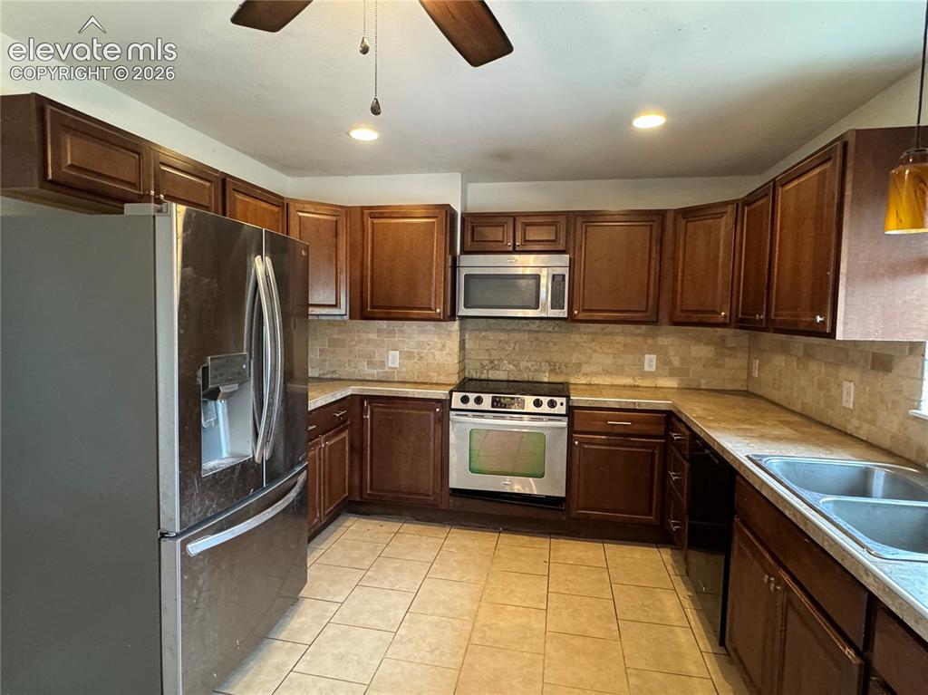 Image 2 of 4: Kitchen