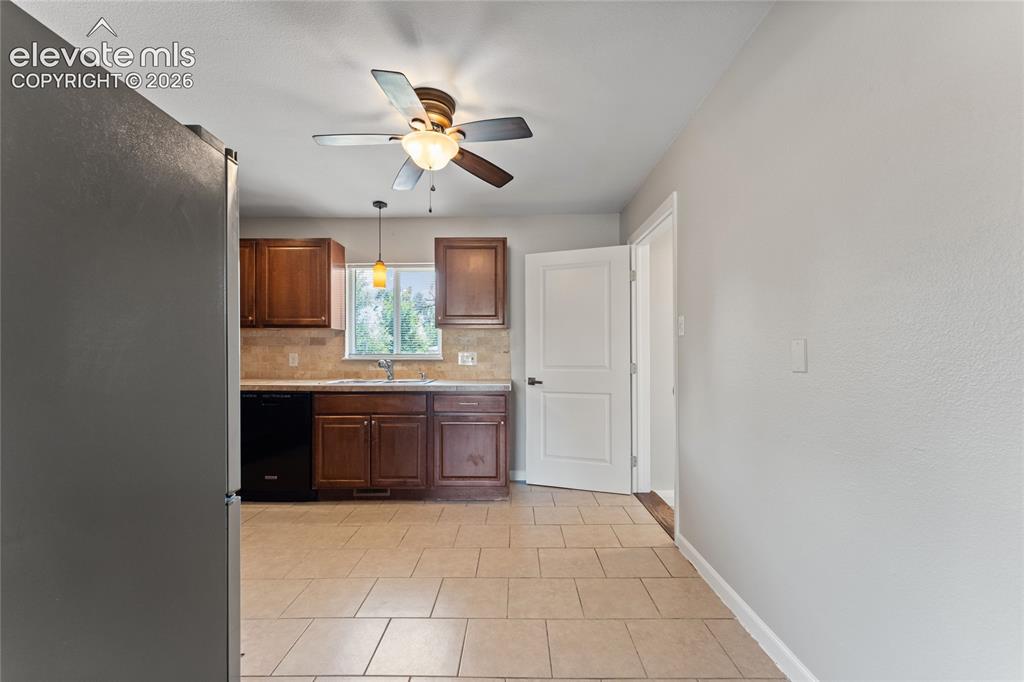 Image 7 of 27: Kitchen