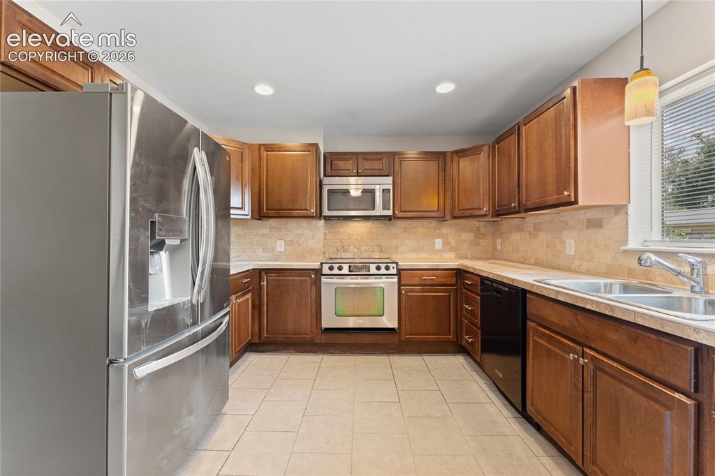 Image 8 of 27: Kitchen