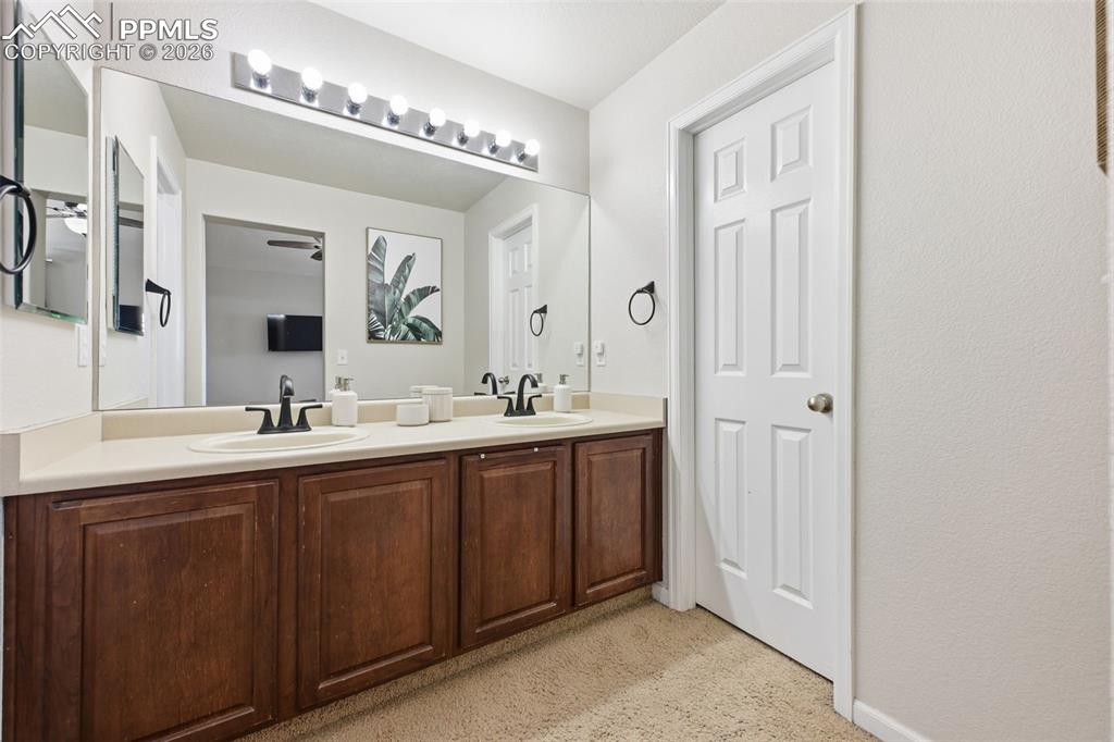 Image 16 of 34: Bathroom