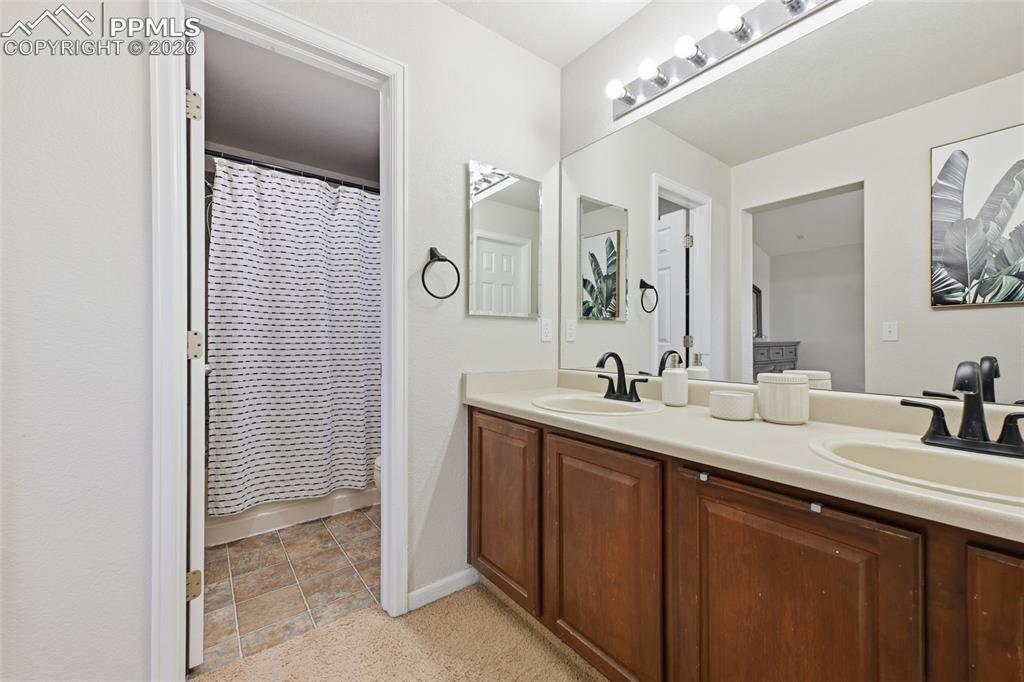 Image 17 of 34: Bathroom