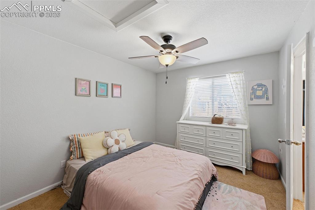 Image 19 of 34: Bedroom