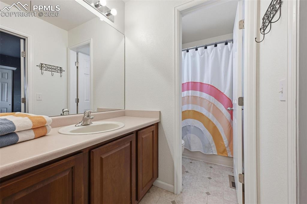 Image 20 of 34: Bathroom