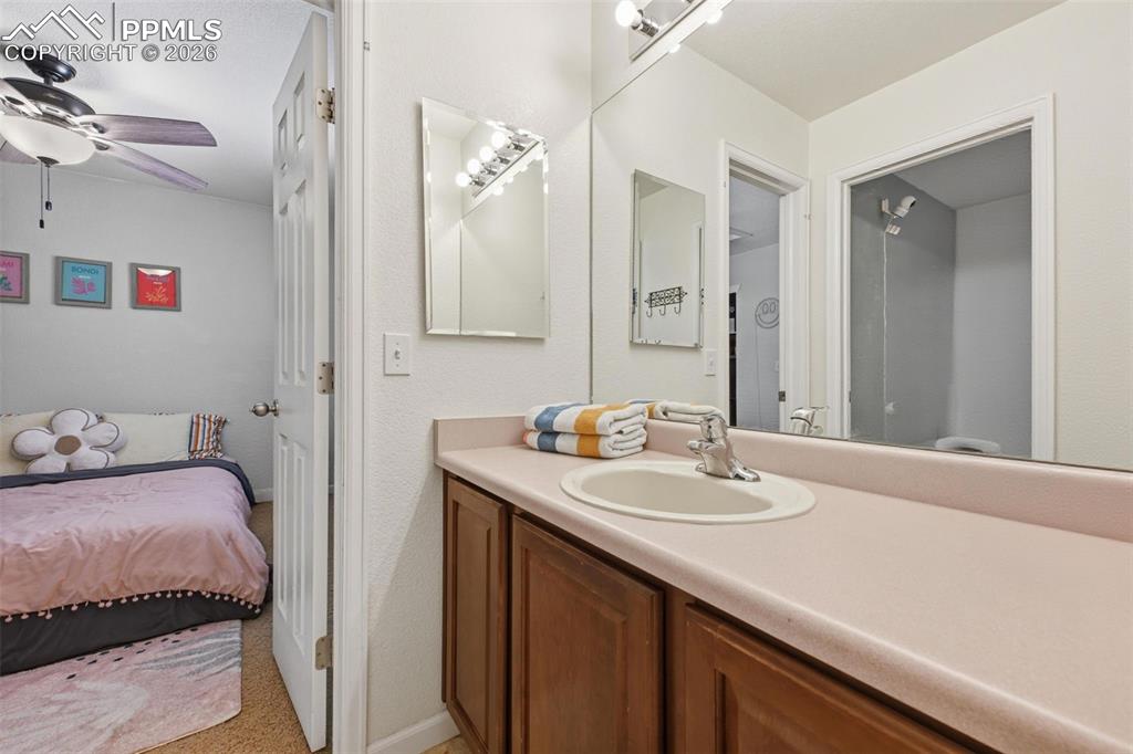 Image 21 of 34: Bathroom