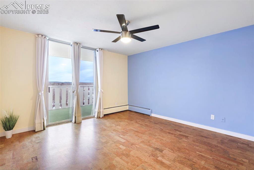 Image 10 of 14: Bedroom