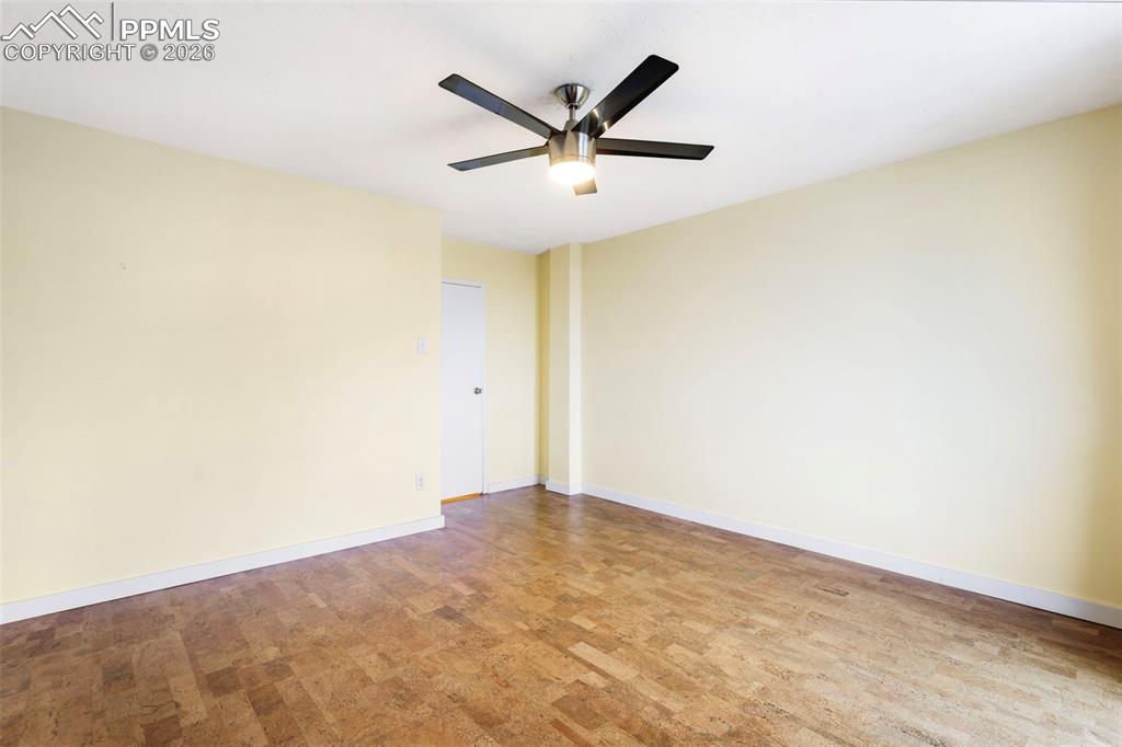 Image 11 of 14: Bedroom