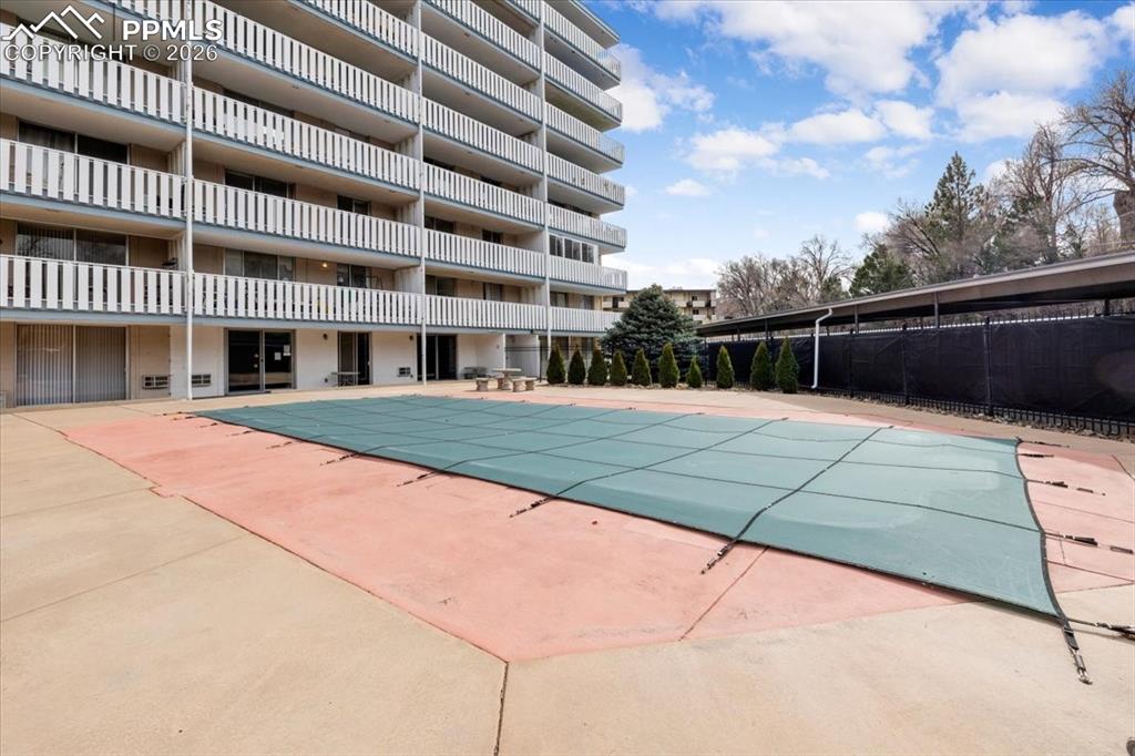 Image 12 of 14: Pool