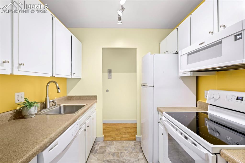 Image 6 of 14: Kitchen