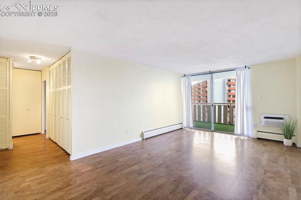 Image 7 of 14: Living Room