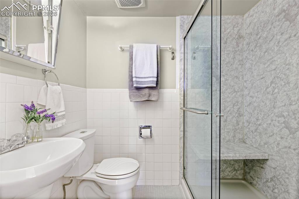 Image 8 of 14: Bathroom