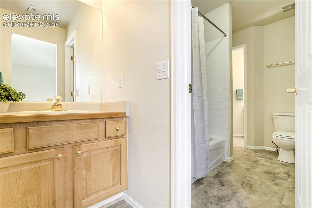 Image 37 of 48: Jack and Jill bath between upper bedrooms