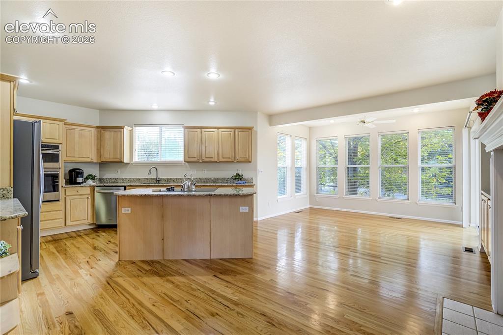 Image 4 of 48: Kitchen