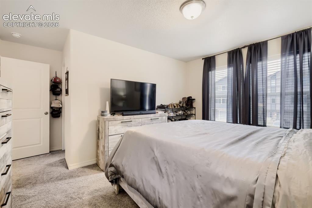 Image 11 of 18: Bedroom