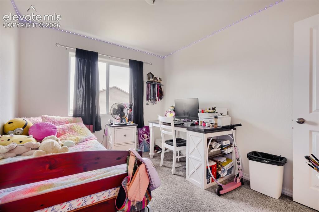 Image 14 of 18: Bedroom