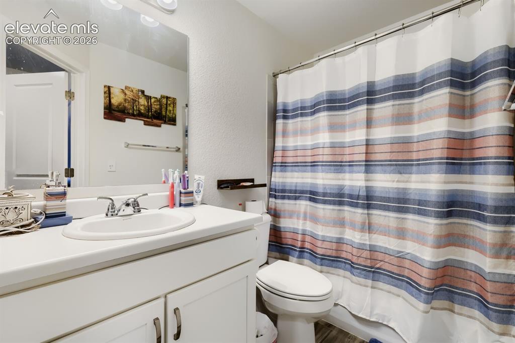 Image 16 of 18: Bathroom