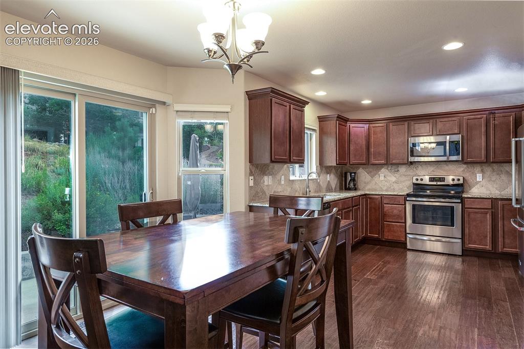 Image 11 of 44: Dining Area