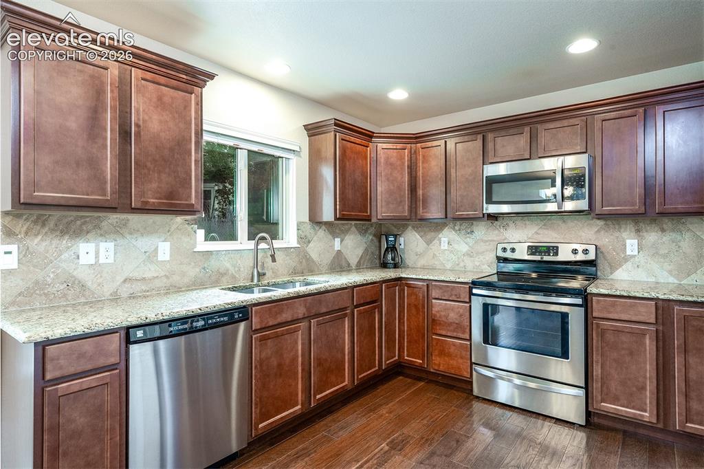 Image 13 of 44: Kitchen