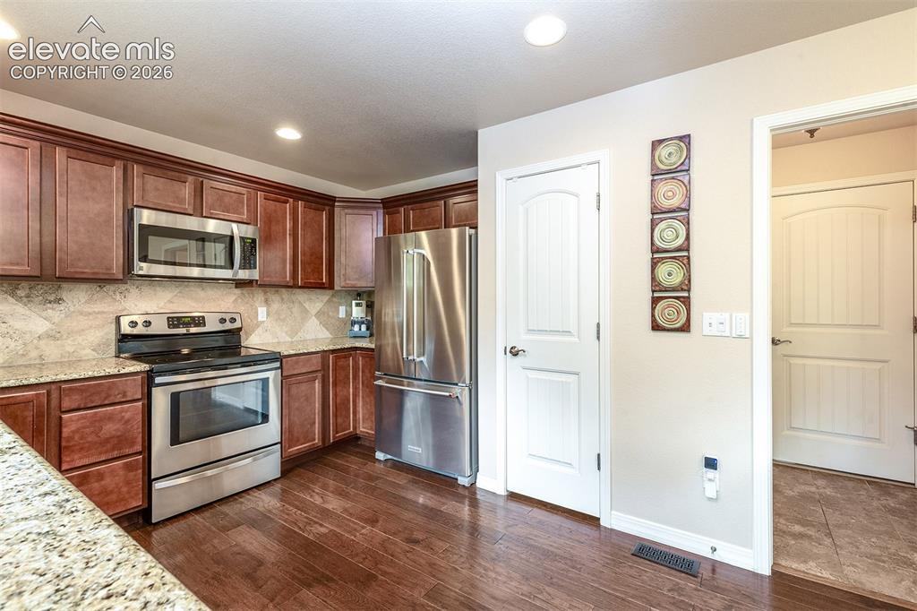 Image 14 of 44: Kitchen