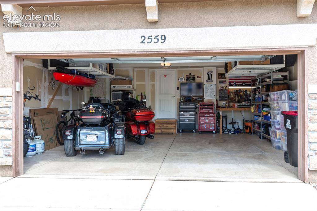Image 35 of 44: Garage