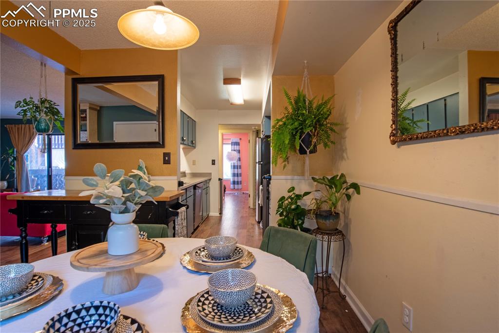 Image 12 of 29: Dining Area 