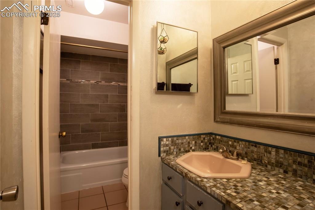 Image 14 of 29: Full bath w/tub and shower 