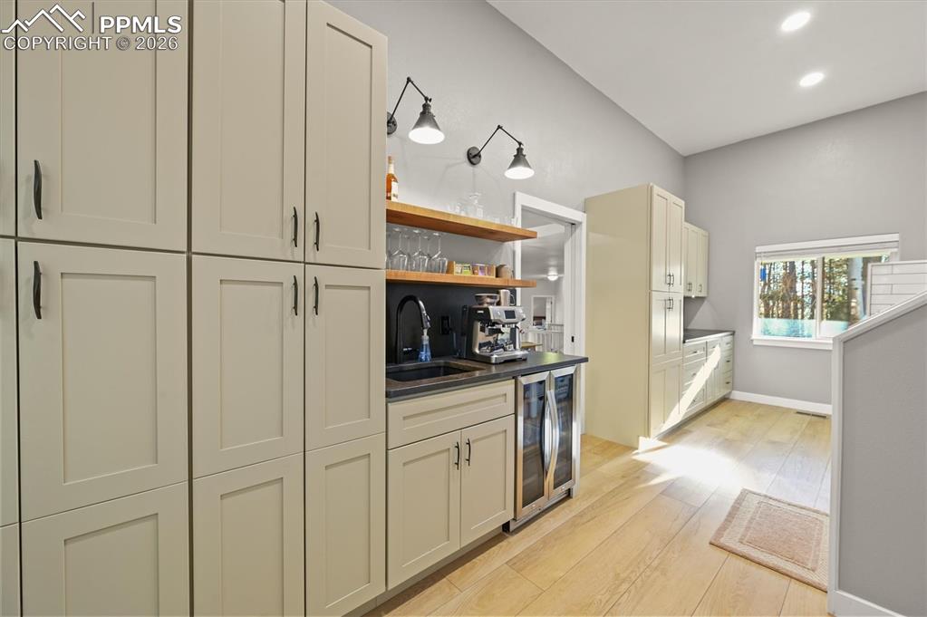 Image 19 of 47: Wetbar/ coffee bar