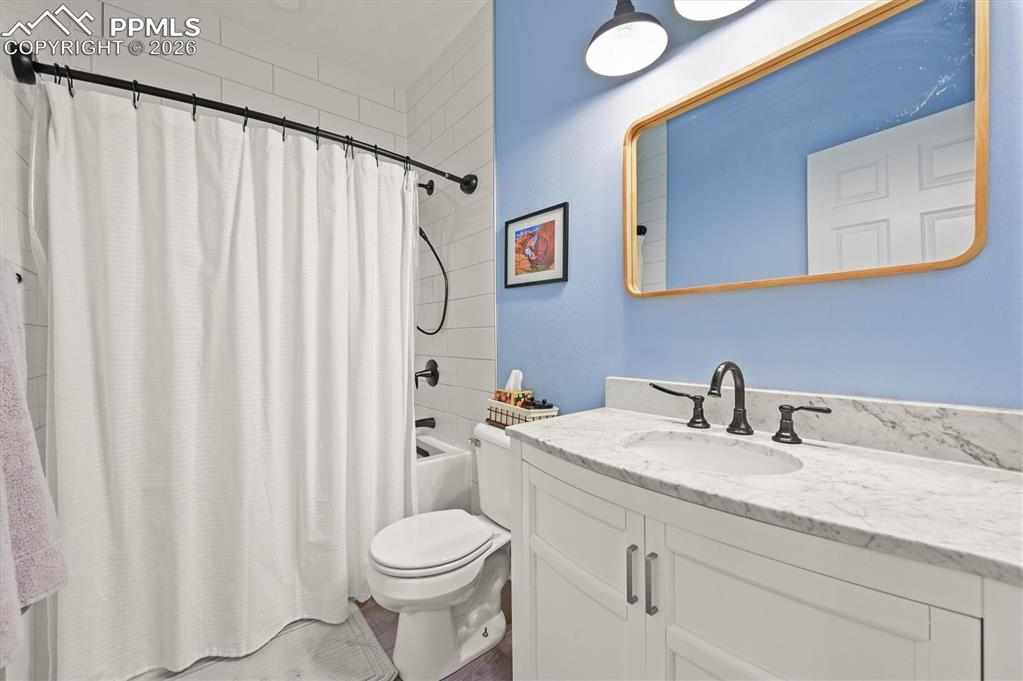 Image 24 of 47: Hall bath- FULL bath main level