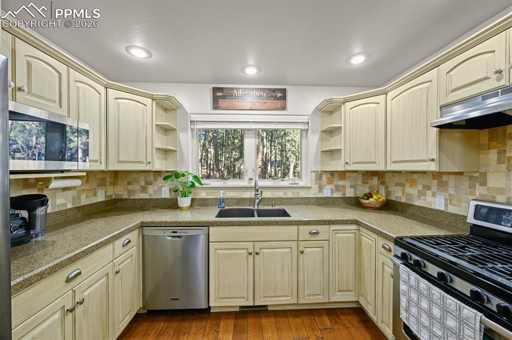 Image 4 of 47: Kitchen