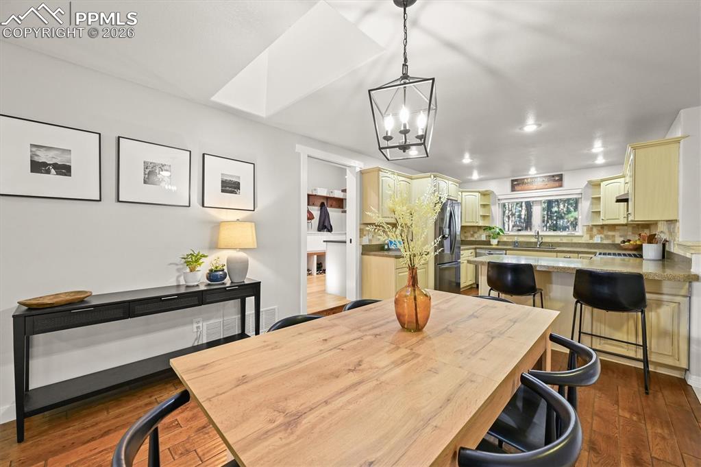 Image 7 of 47: Dining Area