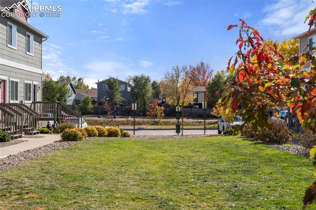 Image 19 of 25: Yard