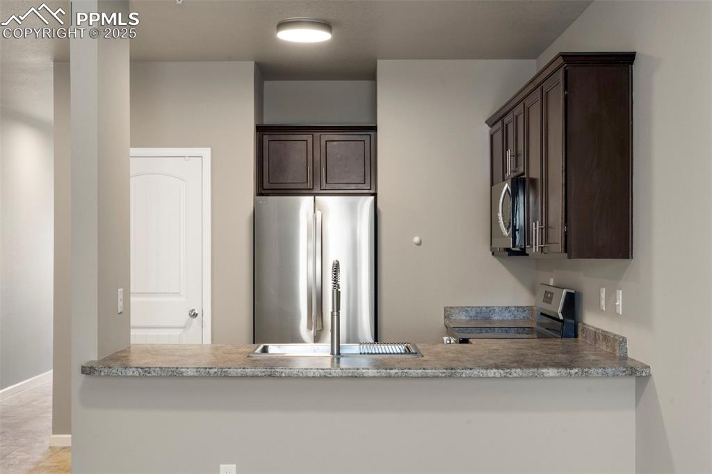 Image 4 of 25: Kitchen