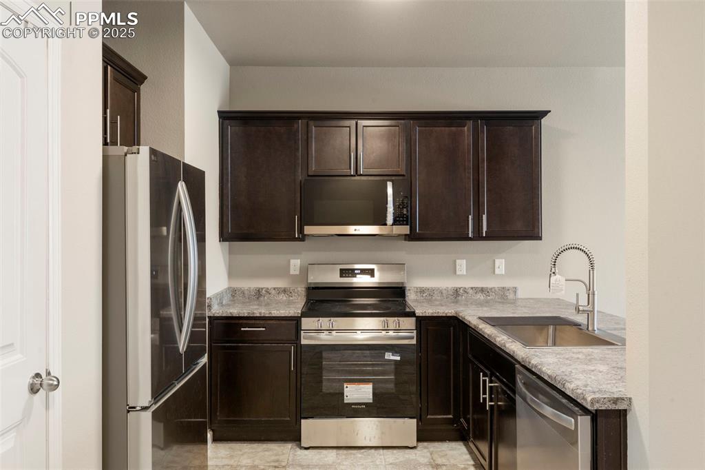 Image 5 of 25: Kitchen