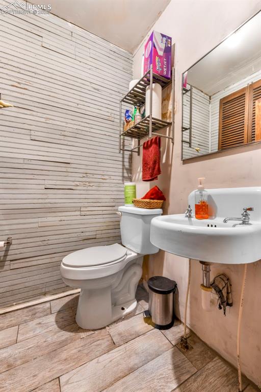 Image 11 of 50: Bathroom