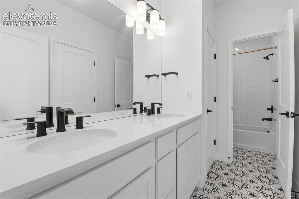 Image 16 of 31: Adjoining Bathroom to the two secondary bathrooms