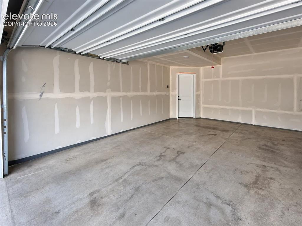 Image 22 of 28: Garage