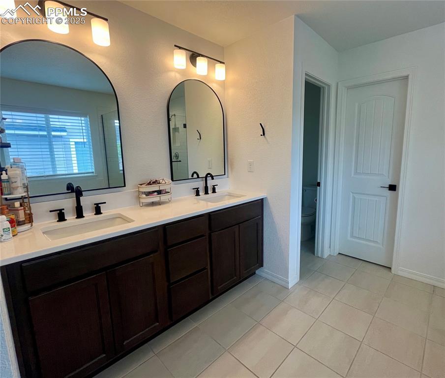 Image 13 of 32: Bathroom