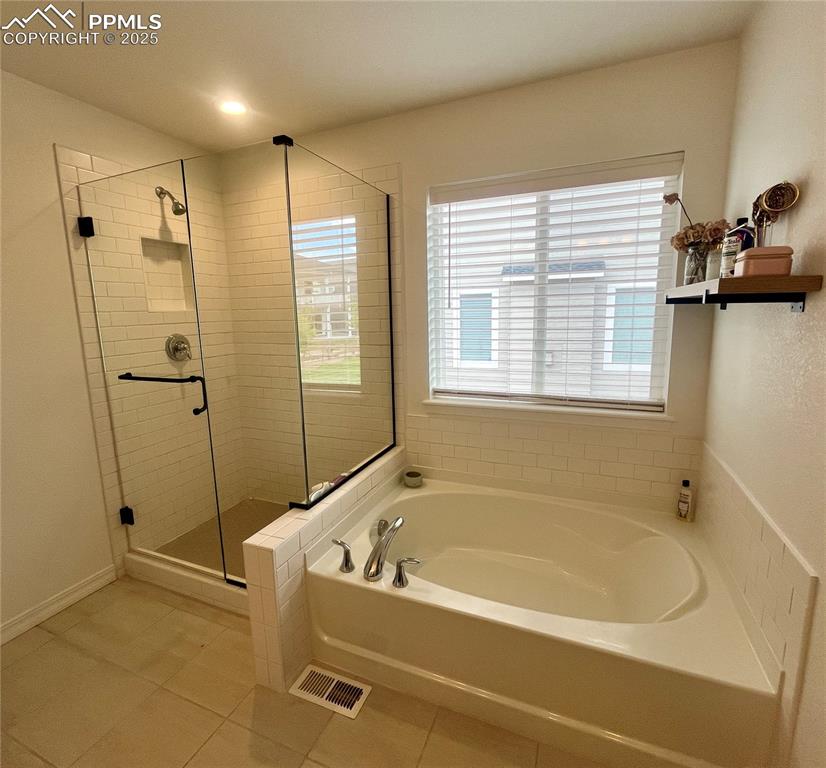 Image 15 of 32: Bathroom